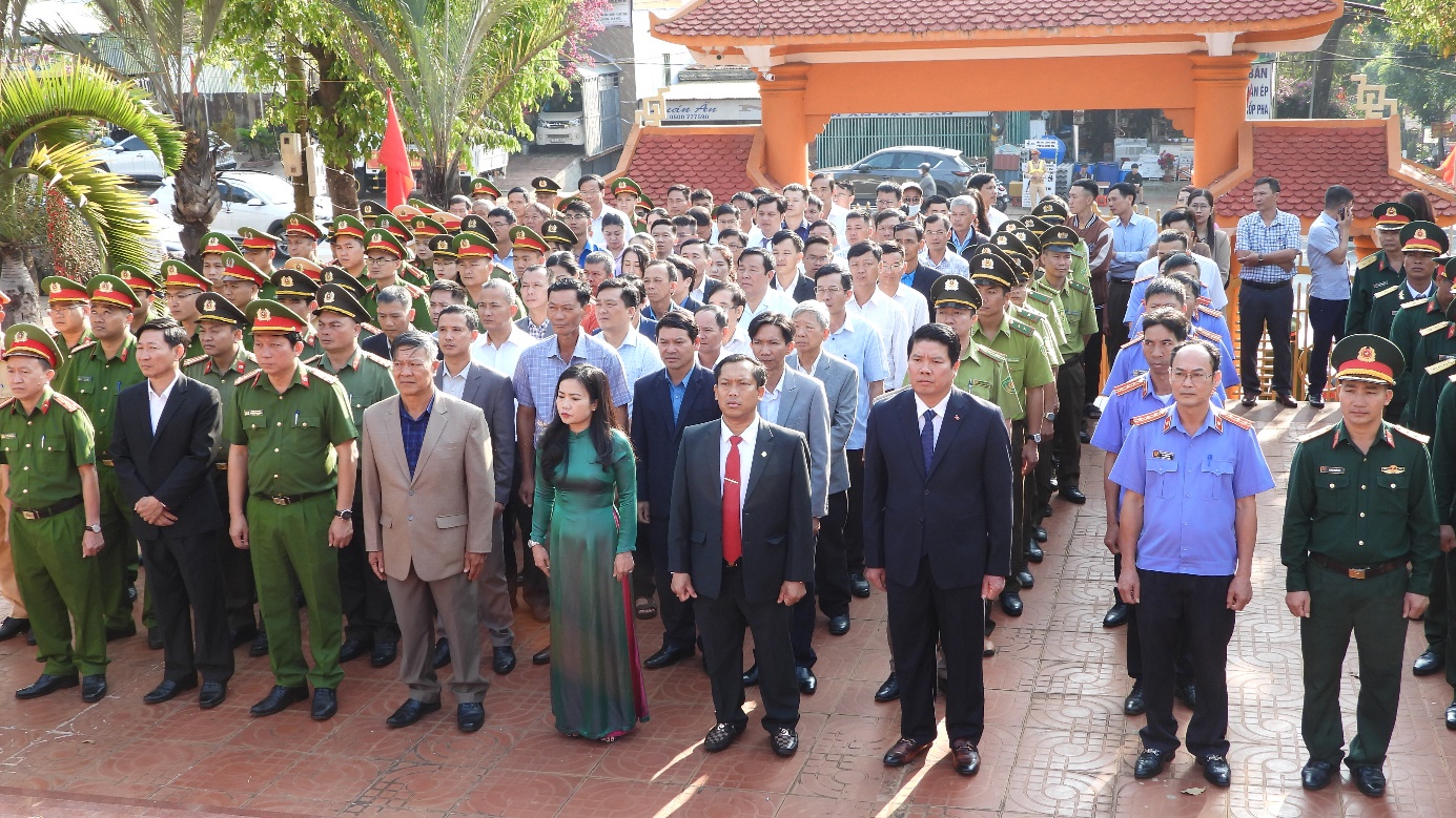 Lễ dâng hương Bác Hồ và Viếng Nghĩa trang Liệt sĩ huyện nhân dịp Tết Giáp Thìn 2024